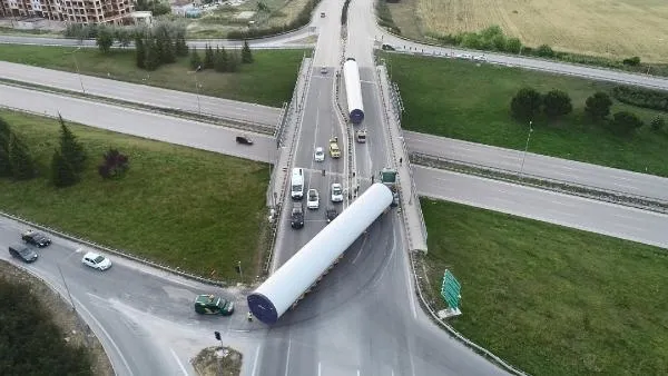 Rüzgar türbini gövdesi yüklü TIR 1 saatlik çabanın ardından dönüş yaptı-2