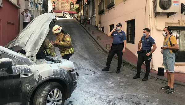 kaputu-kaldirinca-hayatinin-sokunu-yasadi-luks-cip-cayir-cayir-yandi-1598779602594.jpg Kaputu kaldırınca hayatının şokunu yaşadı! Lüks cip cayır cayır yandı-3