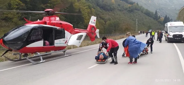 devlet-vatandasinin-yaninda-acilar-icinde-kivranan-yaraliya-ambulans-helikopter-10-dakikada-ulasti-1636024923431.jpg Devlet vatandaşının yanında! Acılar içinde kıvranan yaralıya ambulans helikopter 10 dakikada ulaştı-2