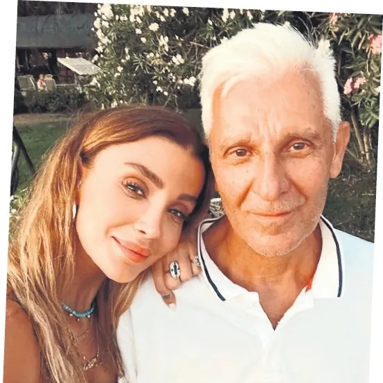 Babasını mezarı başında andı