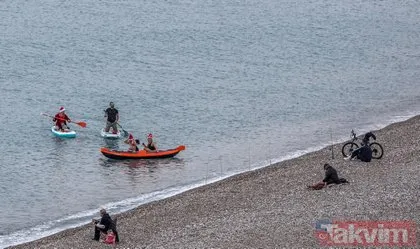 Kış günü Antalya’da turistler denize girdi