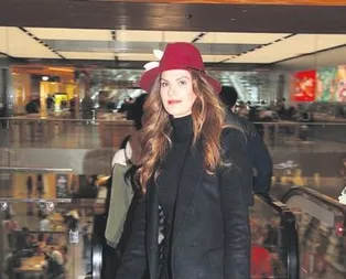 Tülin Şahin, ayağının tozuyla alışveriş turuna çıktı