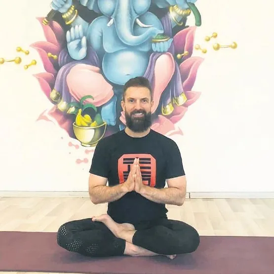 Çapkın iş adamı Harun Tan iş başında! Ezgi Ece Gürkan adlı genç kızla...