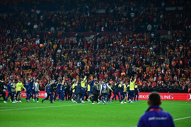 Fenerbahçe'de Edin Dzeko'nun Galatasaray maçı sonrası görüntüsü olay oldu! Alkış alan hareket - 12