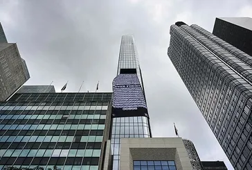 New York'taki Türkevi'ne 15 Temmuz günü canını veren şehitlerin isim ve fotoğraflarının bulunduğu dev bir bayrak asıldı