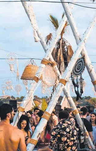 Çeşme’deki beach rezervasyon yaptıranları plaja almadı, ABD'lileri kapıda karşıladı