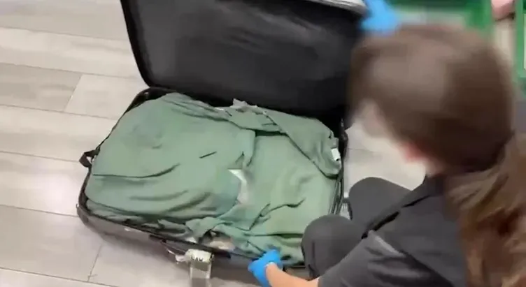 1783325037201.jpeg Havalimanında şarap görünümlü uyuşturucu trafiği! Şişedeki kristalleşme ele verdi-4