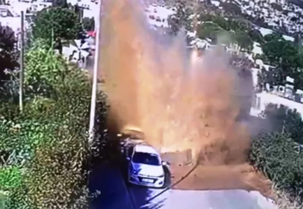 bodrumda-ana-su-hatta-borusu-bomba-gibi-patladi-iste-o-anlar-1635520460813.jpg Bodrum'da ana su hatta borusu bomba gibi patladı! İşte o anlar-3