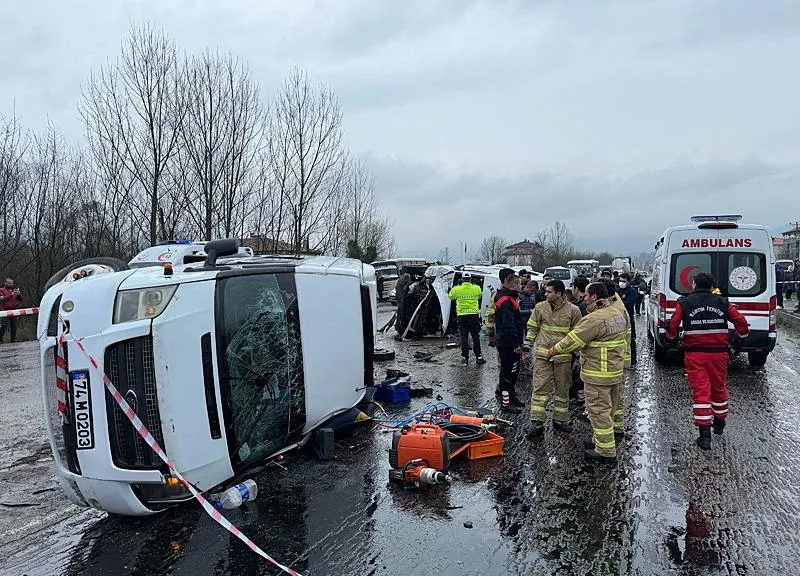Bartın'da feci kaza! İşçi servislerinin çarpıştığı kazada 1 kişi öldü, 29 kişi yaralandı-3