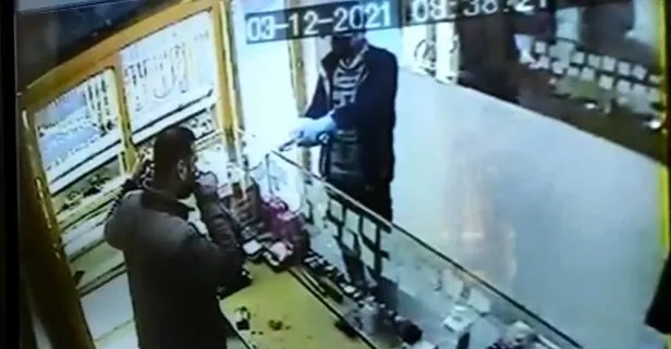 Kuyumcu soygun anında çay içmeyi sürdürdü