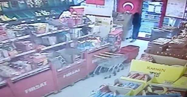 Markete giren çocuğun Türk bayrağı hassasiyeti: Geri dönüp öptü! O anlar kamerada