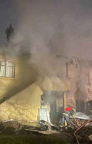 Kocaeli'de içi çöp dolu binada yangın çıktı