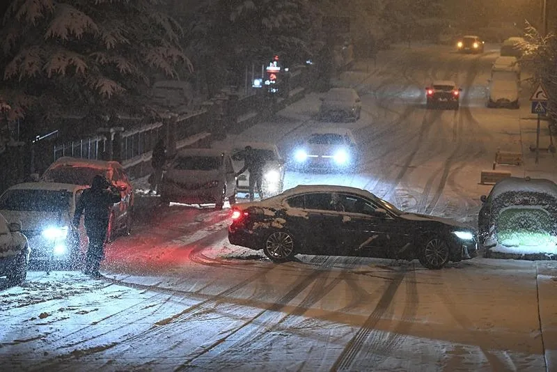 Ankara'da akşam saatlerinde başlayan kar yağışına yolda yakalanan sürücüler, zor anlar yaşadı. (AA)