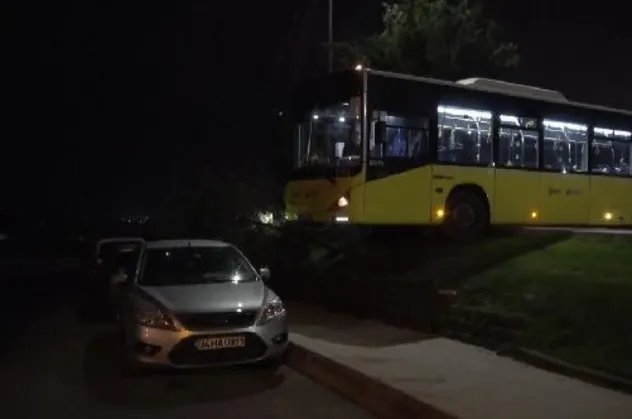 Sultangazi'de freni tutmadığı öne sürülen İETT otobüsü kaldırımda asılı kaldı facianın eşiğinden dönüldü