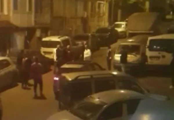 istanbul-karagumrukte-yol-verme-kavgasina-mahalleli-de-girdi-luks-arac-sahibine-olduresiye-dayak-1634978306347.jpg İstanbul Karagümrük'te yol verme kavgasına mahalleli de girdi! Lüks araç sahibine öldüresiye dayak-2