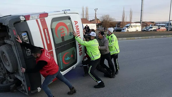 Son dakika: Hasta taşıyan ambulans devrildi: 5 yaralı-2
