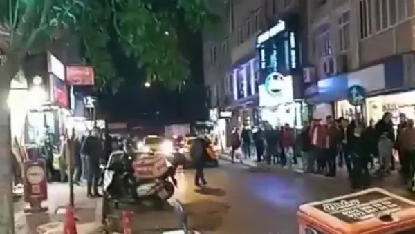 fatihte-restoran-tabelasinin-ustune-cikan-kadin-evdeki-esyalari-sokaga-firlatti-1646394074729.jpg Fatih'te restoran tabelasının üstüne çıkan kadın evdeki eşyaları sokağa fırlattı-4