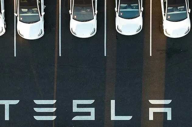 Tesla uçan araba üretmek için harekete geçti: SpaceX teknolojisini kullanacak!