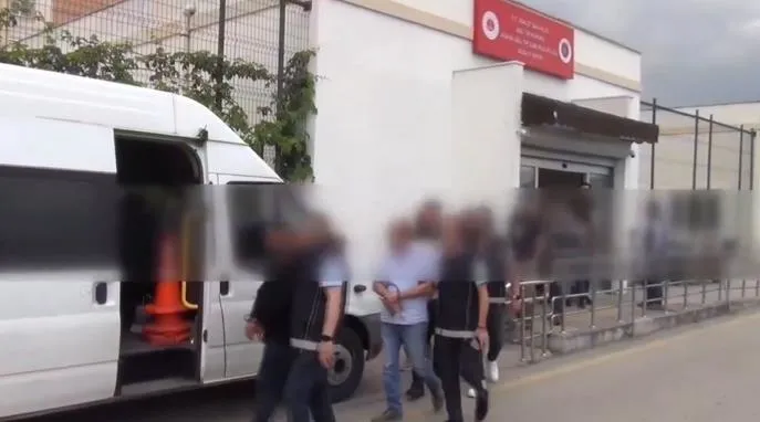 gocmen-kacakcilarina-kalkan-21-darbesi-mugla-ve-adanada-operasyon-12-kisi-tutuklandi-1714886442985.jpeg Göçmen kaçakçılarına "KALKAN-21" darbesi! Muğla ve Adana’da operasyon... 12 kişi tutuklandı-2