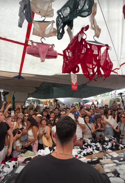 1784449673051.png Mahmut Orhan'dan Alaçatı pazarında sürpriz performans! Tezgah başında festival coşkusu-4