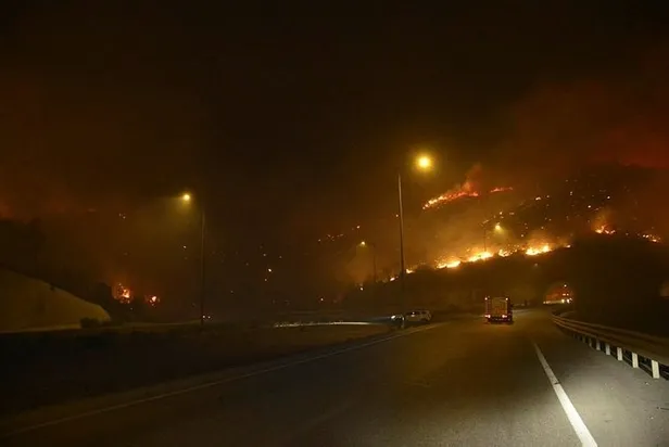 mersindeki-orman-yangininda-son-durum-alevler-karayoluna-ulasti-mudahale-11-ucak-29-helikopter-138-arazoz-15-d-1662590341121.jpg Mersin’deki orman yangınında son durum: Alevler karayoluna ulaştı, müdahale 11 uçak, 29 helikopter, 138 arazöz, 15 dozer, 850 personel ile devam ediyor-1