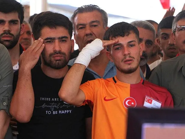 1691761741957.jpeg Türkiye şehitlerine ağlıyor! 85 milyonun yüreğinde kor... Kimi asker selamı verdi, kimi üniforma giydi, 6 aylık bebekten babasına en acı veda-5