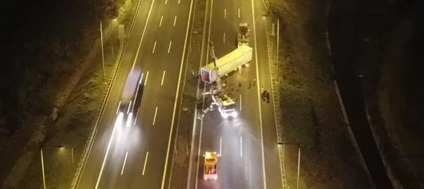 Otoyolda devrilen TIR ulaşımı aksattı