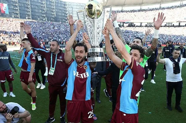 Trabzonspor şampiyonluk kupasını bu kez de İstanbul'da kaldırdı