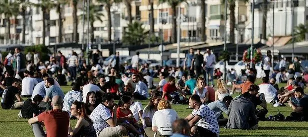 İzmir Kordon’da sosyal mesafe hiçe sayıldı