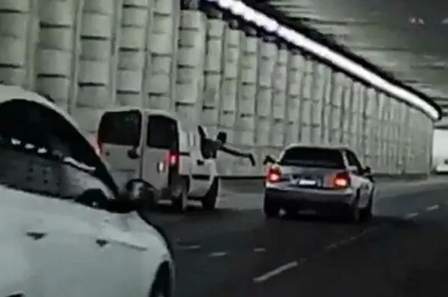 İzmir'de skandal görüntü! Trafikte içki şişesi tokuşturma anları kamerada