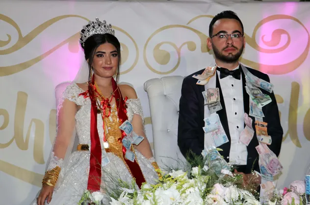 Yok böyle düğün! Kilolarca altın, yüz binlerce lira takıldı