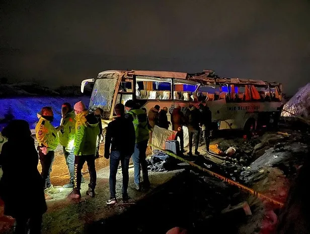 cankirida-ibb-otobusu-devrildi-olu-ve-yaralilar-var-1645224647849.jpeg Cenaze taşıyan İBB otobüsü Çankırı'da devrildi: Ölü ve yaralılar var-2