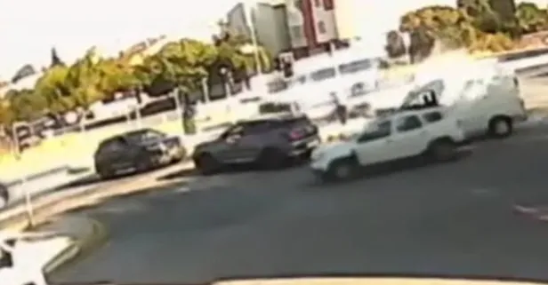 Trafik ışıklarında feci kaza! Motosiklet sürücüsünün yola savrulduğu anlar kamerada