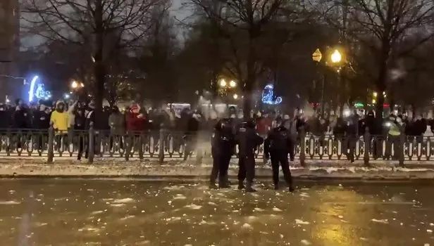 Rusya'da Navalnıy yanlısı protestocular polise kar topu fırlatıyor