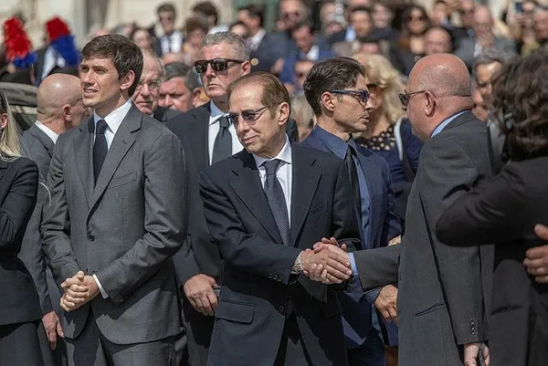 disisleri-bakani-hakan-fidan-ile-ak-parti-genel-baskan-yardimcisi-ve-parti-sozcusu-omer-celik-berlusconinin-ce-1686764520123.jpeg Berlusconi'ye veda! Türkiye'den üst düzey iki isim katıldı-13