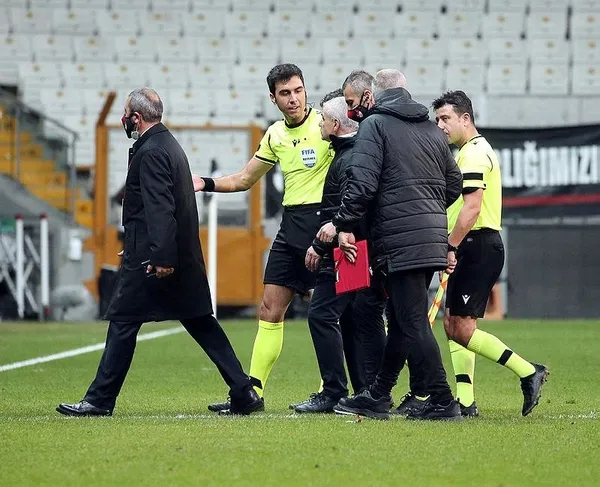 besiktas-sivasspor-macinin-devre-arasinbda-sok-kirmizi-kart-hakeme-telefonunu-gosterdi-oyun-disi-kaldi-1609176254382.jpeg Beşiktaş-Sivasspor maçının devre arasında şok kırmızı kart! Hakeme telefonunu gösterdi oyun dışı kaldı-4