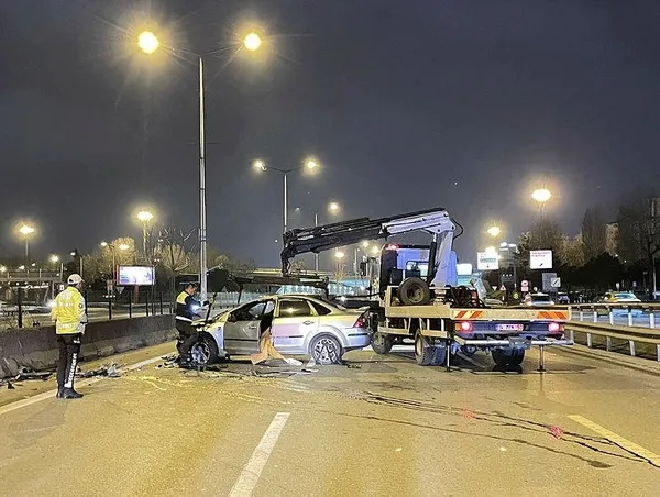 istanbulda-kontrolden-cikan-arac-once-bariyerlere-carpti-ardindan-takla-atti-3-yarali-1674960889314.jpeg İstanbul'da kontrolden çıkan araç önce bariyerlere çarptı ardından takla attı: 3 yaralı-3