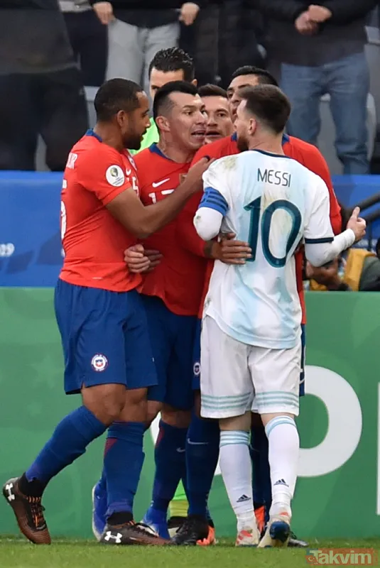 Messi ve Medel fena kapıştı! Kırmızı kartlar havada uçuştu - 13