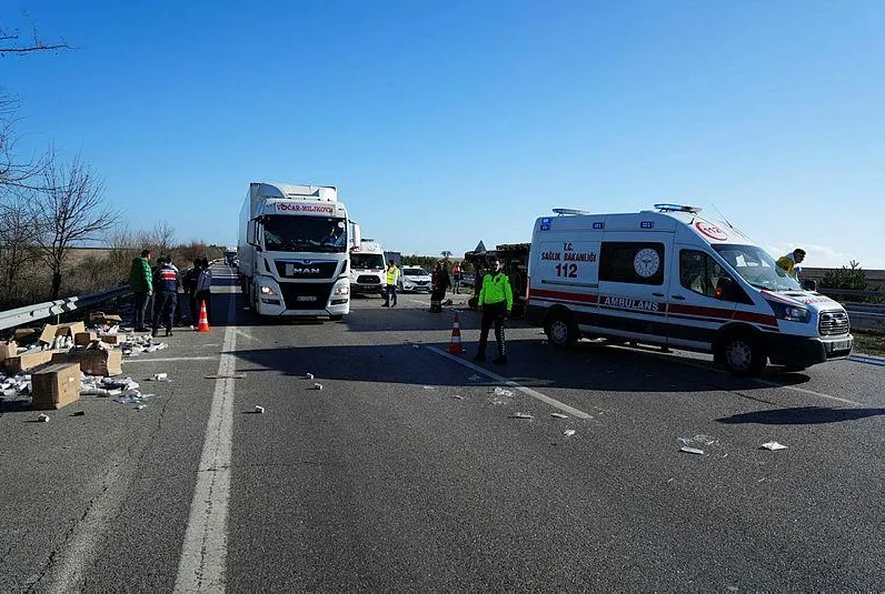 TEM’de 2 kamyonet çarpıştı!