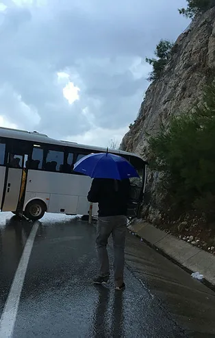 Antalya'da servis aracı kayalıklara çarptı