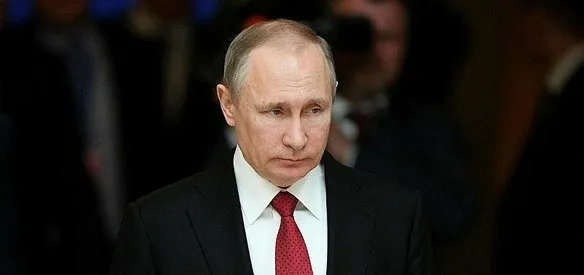 Rusya Başbakanı Vladimir Putin, Kremlin Sarayı'nda düzenlenen yemin töreninin ardından, 4 yıl sonra yeniden devlet başkanlığı koltuğuna oturdu. Putin parlamentoya, başbakan adayı olarak selefi Dimitriy Medvedev'i önerdi