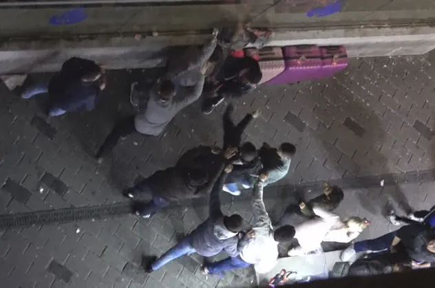 Taksim'de meydan savaşı! Birbirlerine girdiler