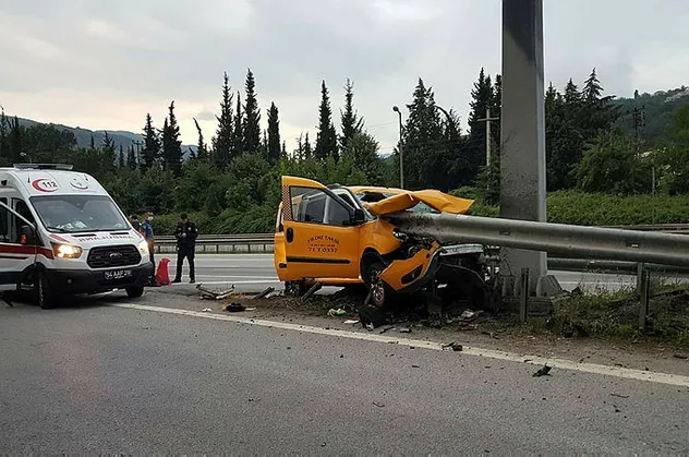 TEM'de kan donduran kaza! Taksi bariyerlere ok gibi saplandı: 2 ölü, 6 yaralı