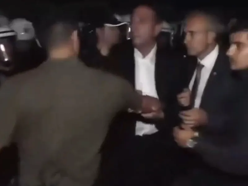 chp-istanbul-il-baskanligi-onunde-skandal-goruntuler-chpli-vekil-ali-mahir-basarir-polisin-uzerine-yurudu-bura-1757275489954.jpeg