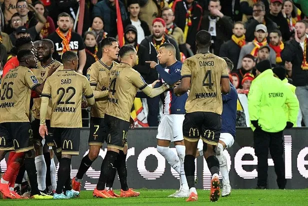 fransa-birinci-futbol-liginde-lens-psgye-ilk-yenilgisini-tattirdi-1672626827990.jpeg Fransa Birinci Futbol Ligi'nde Lens, PSG'ye ilk yenilgisini tattırdı-3