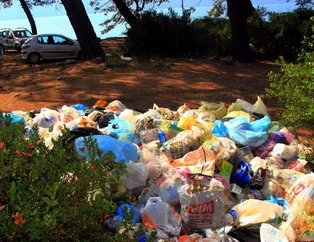 Muğla'da tatilciler çöp dağlarını arkalarında bıraktı
