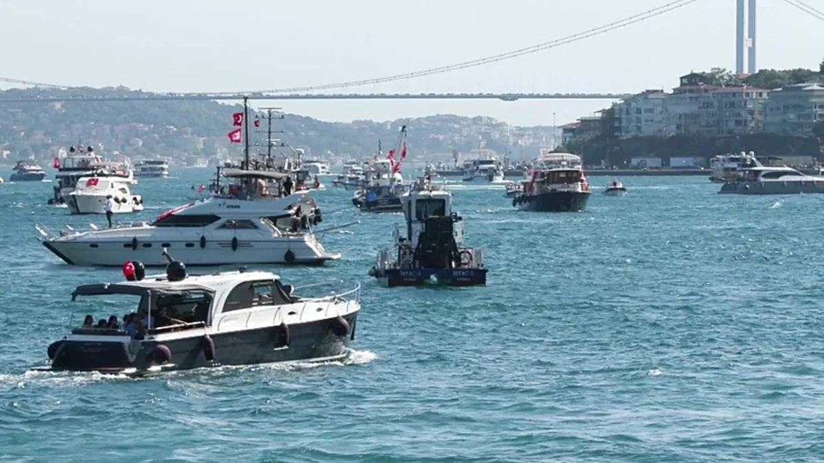 15 Temmuz şehitleri anısına 253 tekneyle Boğaz'da tarihi geçiş!
