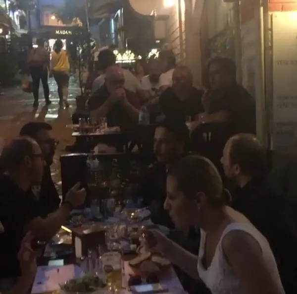 CHP’nin İstanbul Sahur Buluşması’nda partililerin içki içmesine büyük tepki-1