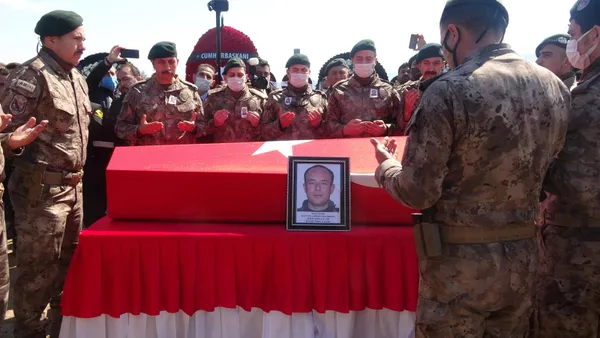 bingolde-sehit-olan-polis-memurunun-olaydan-4-gun-once-lokma-siparisi-verdigi-ortaya-cikti-13-yil-once-olen-an-1648208653945.jpg Bingöl'de şehit olan polis memurunun olaydan 4 gün önce lokma siparişi verdiği ortaya çıktı! 13 yıl önce ölen annesi için-7