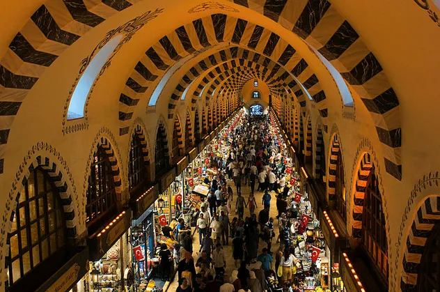 İstanbul'da tarihi çarşıda bayram yoğunluğu